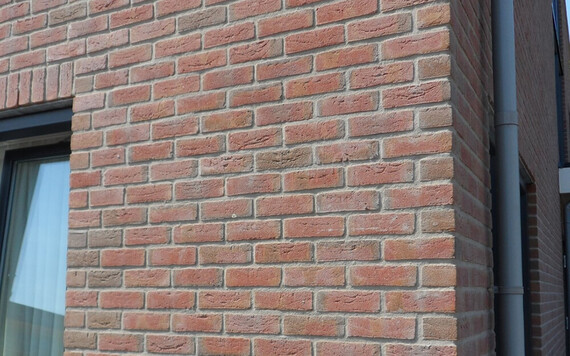 kirpich-ruchnoj-formovki-nelissen-montrea_2-570x356